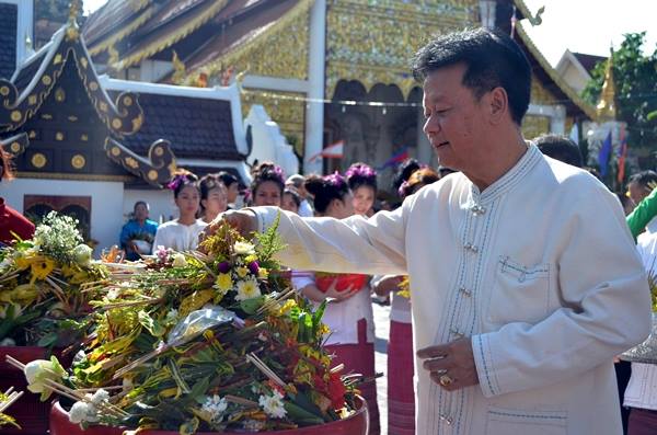 ประชาชนชาวเชียงใหม่ร่วมใจทำบุญใส่ขันดอกประเพณีอินทขิน